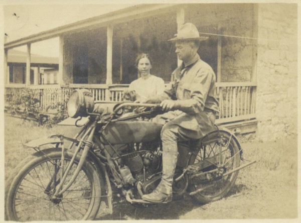 soldado e Indian junto a esposa